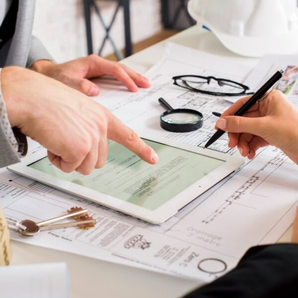 Asesores revisando documentación inmobiliaria de RG Asesores